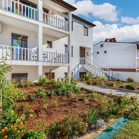 Apartment 1 Bedroom Amazing In Pula
